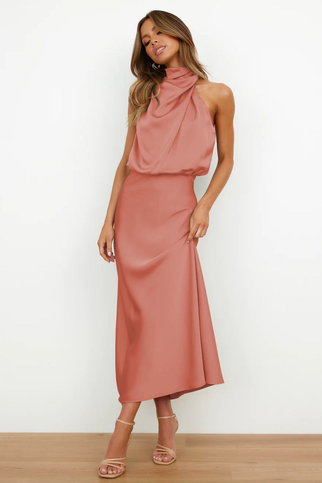 NicoloRomano Halter Neck Satin Maxi Kjole Til Kvinder