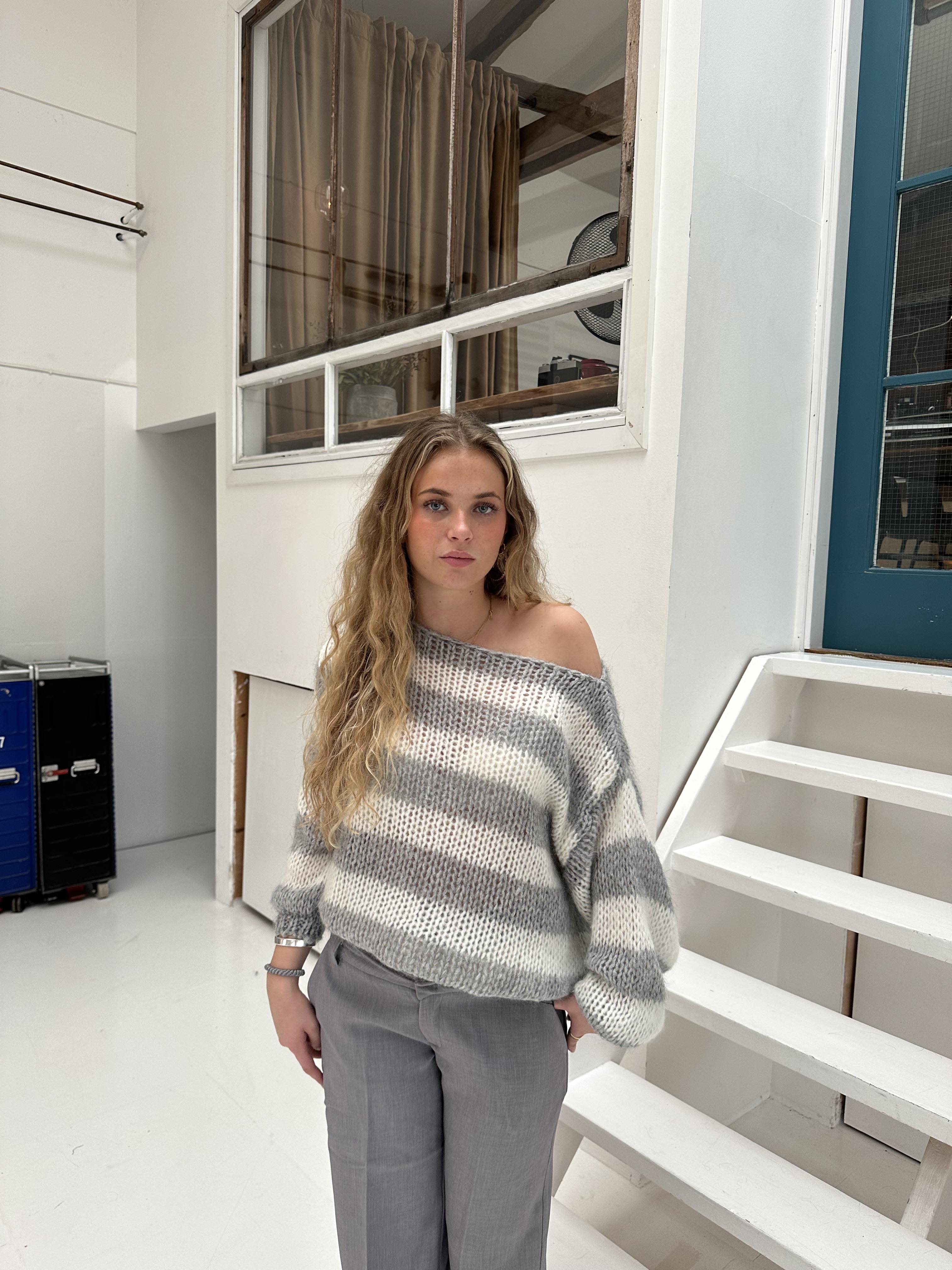 Camille – Oversize Strikket Sweater til Kvinder med Striber