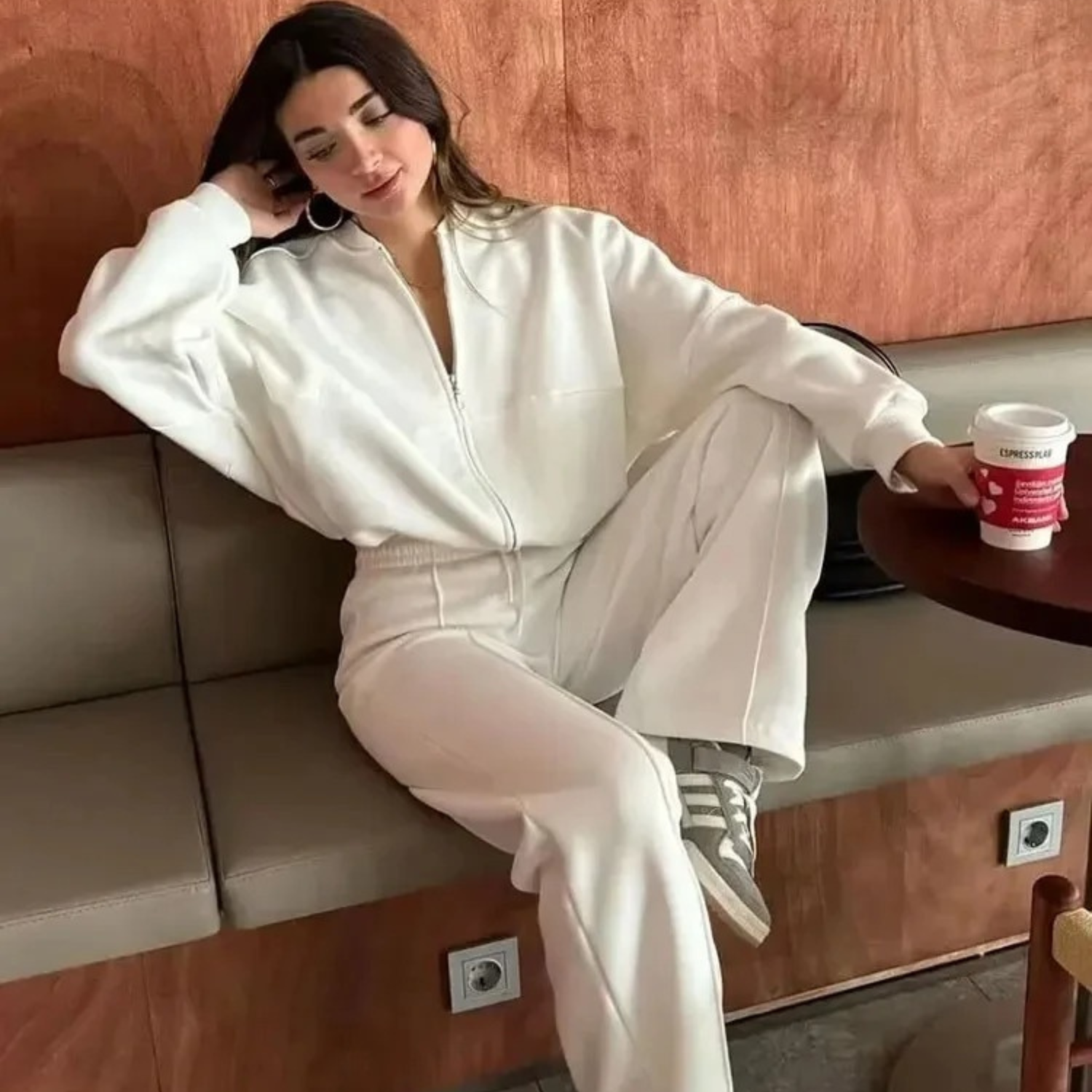 Sofia – Stilfuldt Dame Træningssæt med Lynlås og Løs Buks