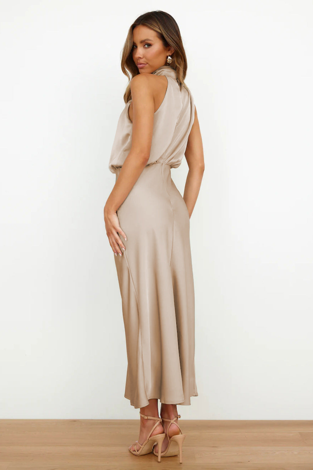 NicoloRomano Halter Neck Satin Maxi Kjole Til Kvinder