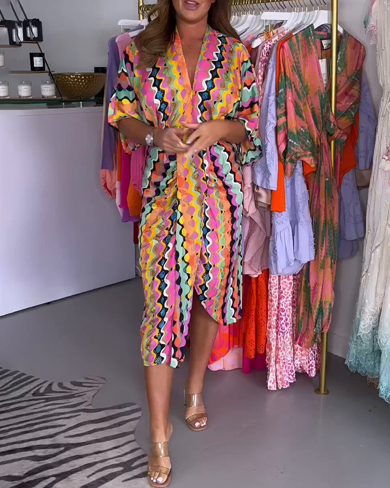 Elena – Multifarvet Damekjole med V-udskæring og Midi-længde