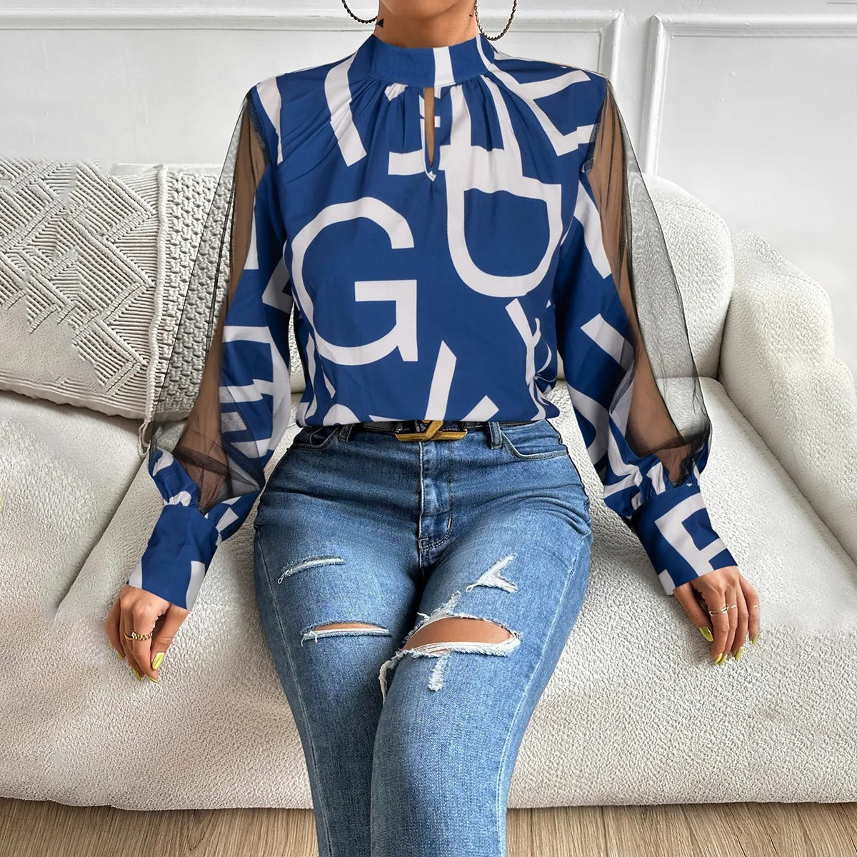 Alessia – Elegant Damebluse med Patchwork og Bogstavprint