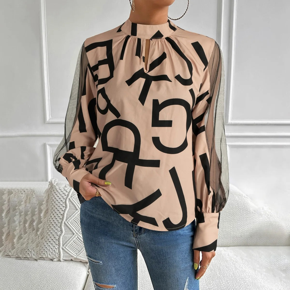 Alessia – Elegant Damebluse med Patchwork og Bogstavprint