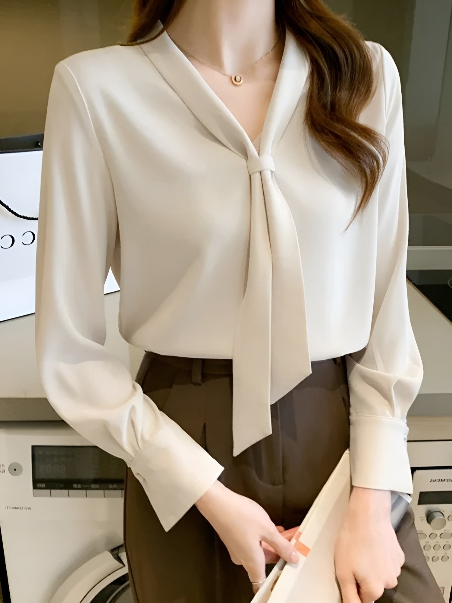 Camila – Elegant V-Hals Bluse til Kvinder