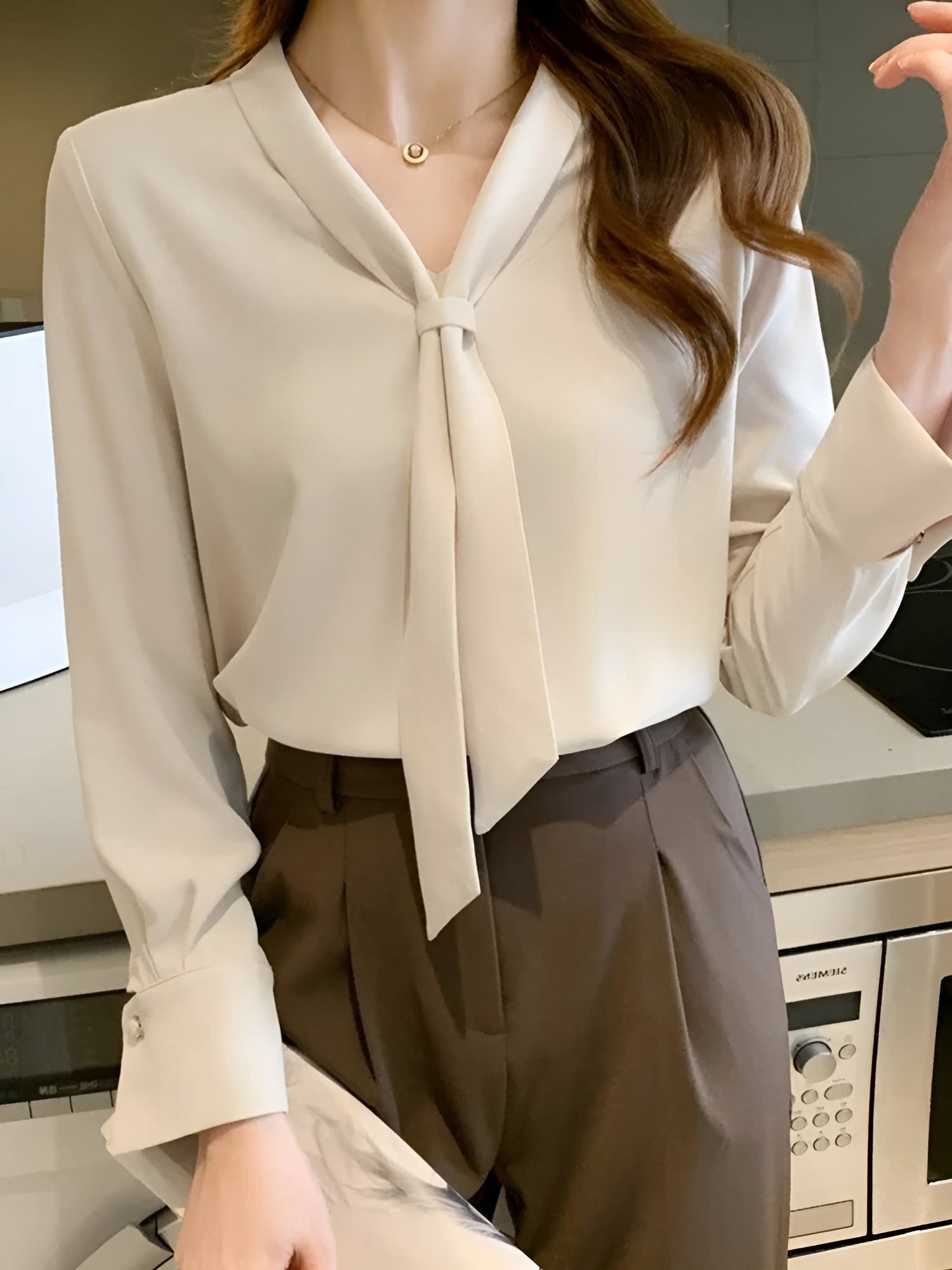 Camila – Elegant V-Hals Bluse til Kvinder