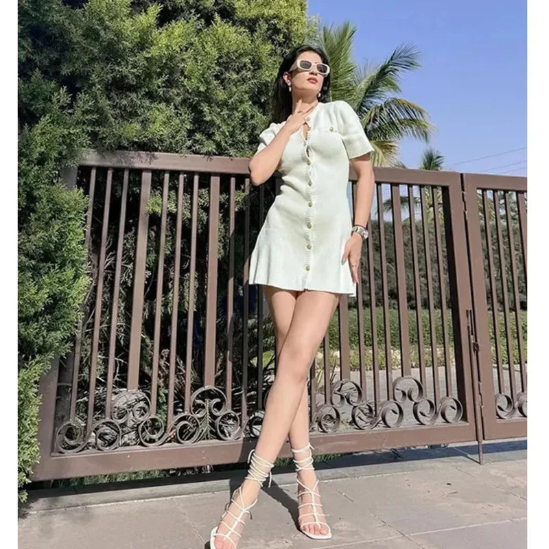 Gabriella – Elegant Kvindekjole i Strik med Guldknapper