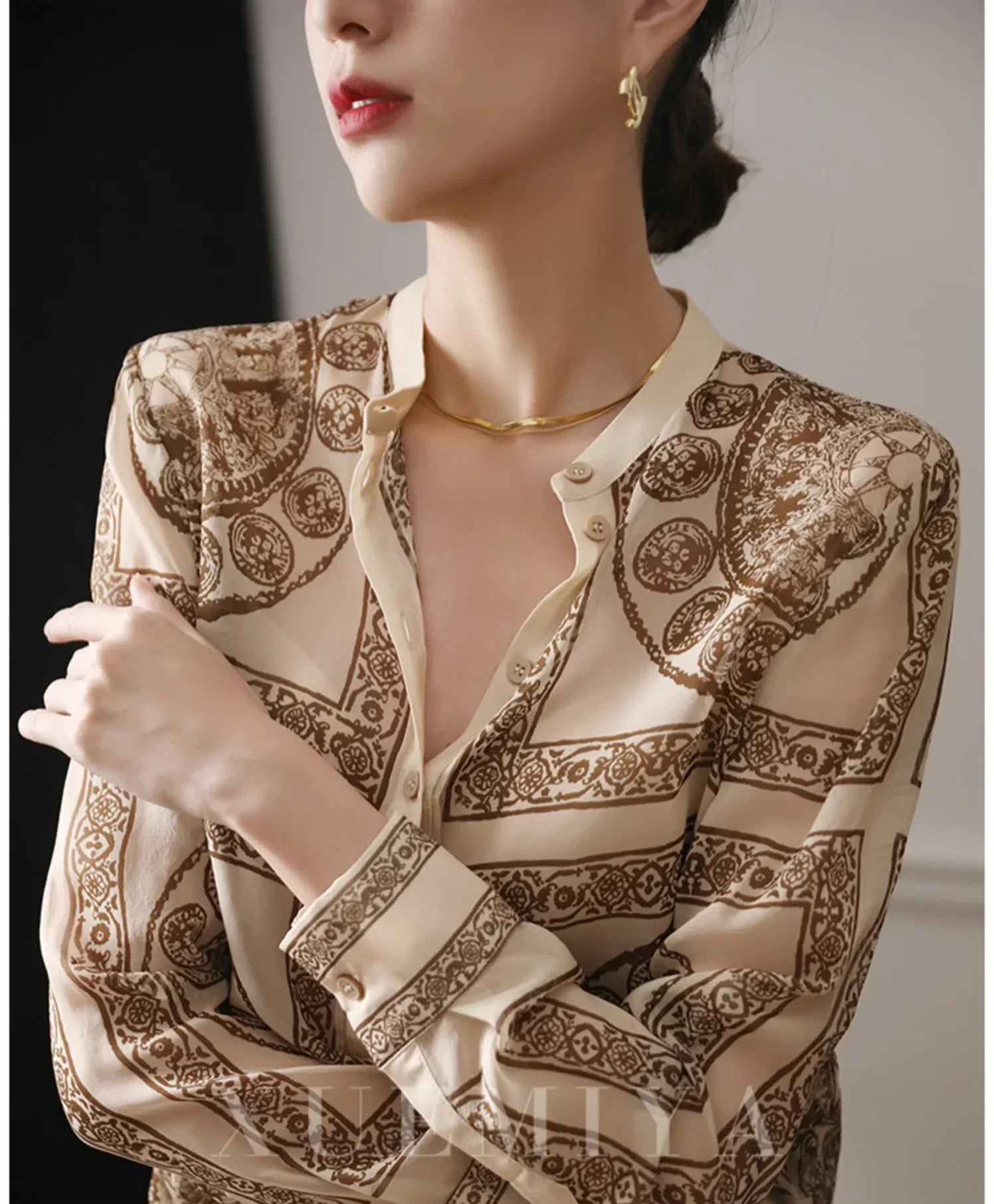 Isabella – Elegant Damebluse med Lange Ærmer og Print