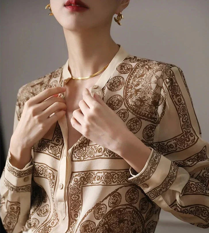 Isabella – Elegant Damebluse med Lange Ærmer og Print