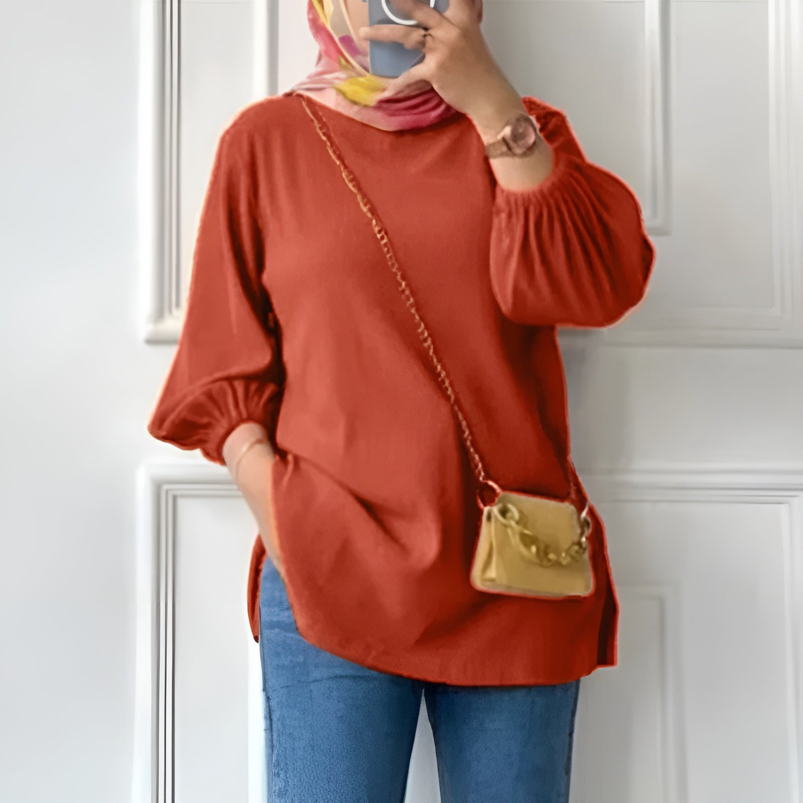 Amina – Damebluse med Pufærmer og Rund Hals