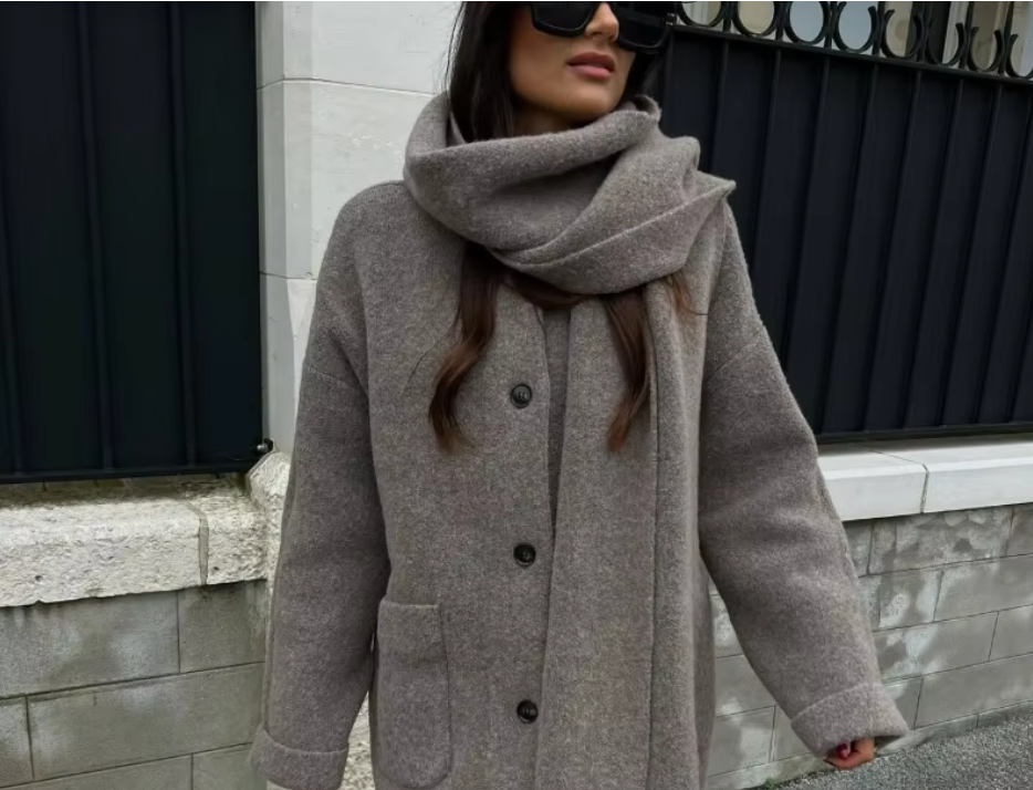 Elena – Hygge Strikket Cardigan med Indbygget Tørklæde