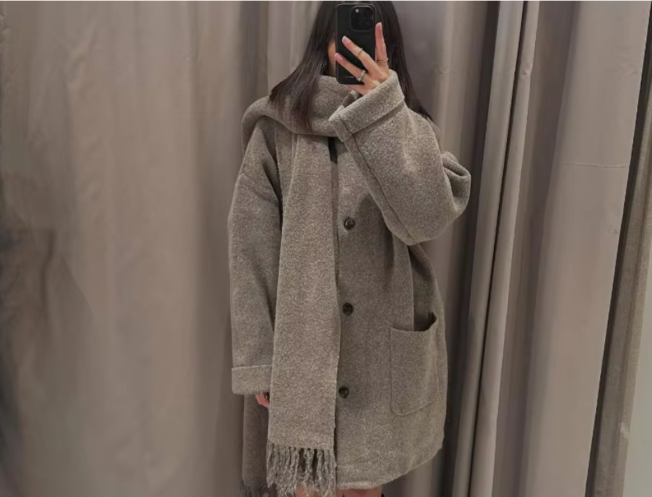 Elena – Hygge Strikket Cardigan med Indbygget Tørklæde