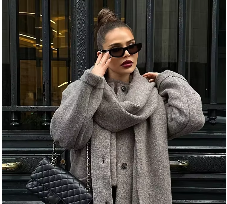 Elena – Hygge Strikket Cardigan med Indbygget Tørklæde