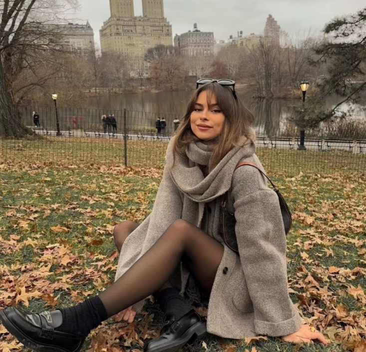 Elena – Hygge Strikket Cardigan med Indbygget Tørklæde