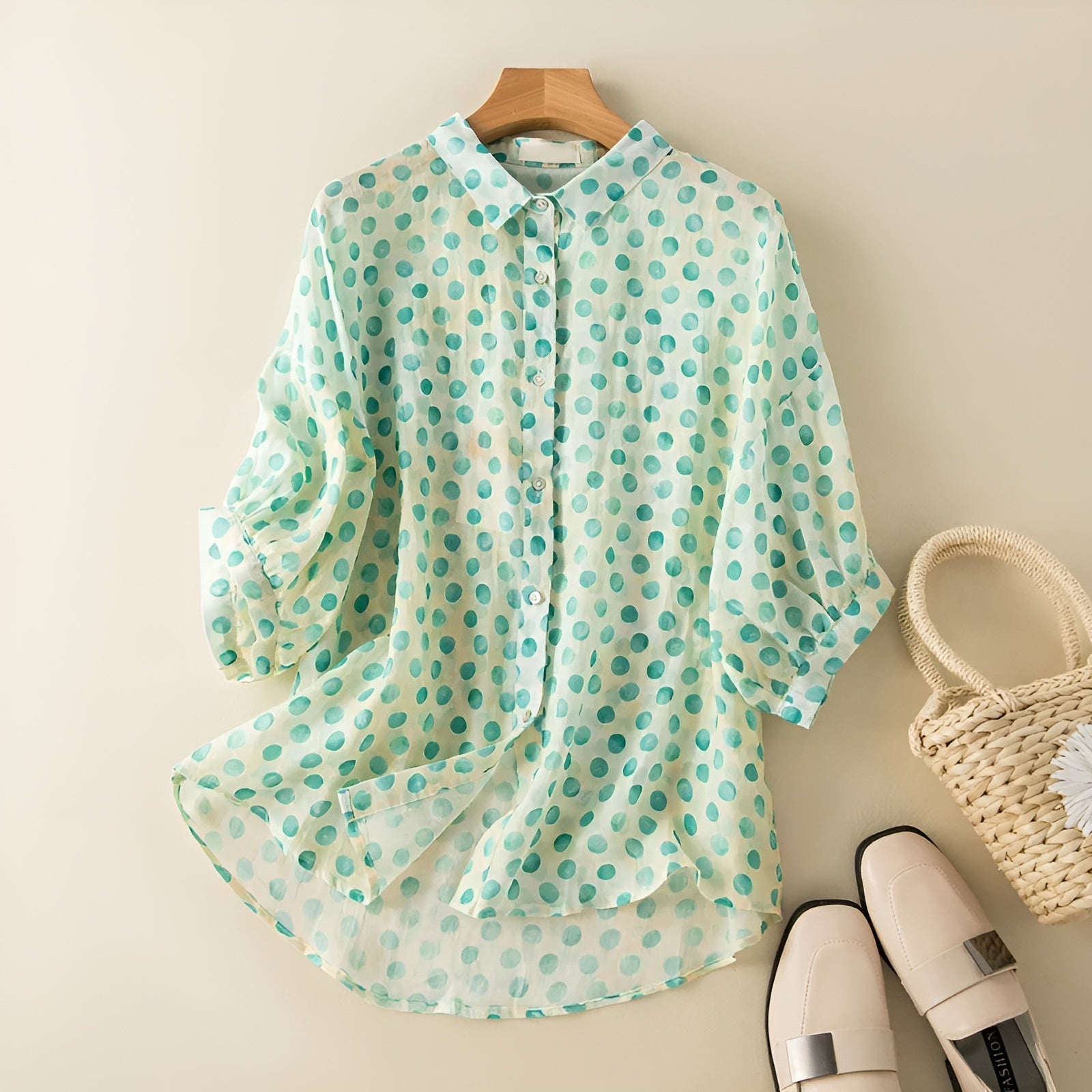 Luciana – Let Polkaprikket Damebluse i Hør