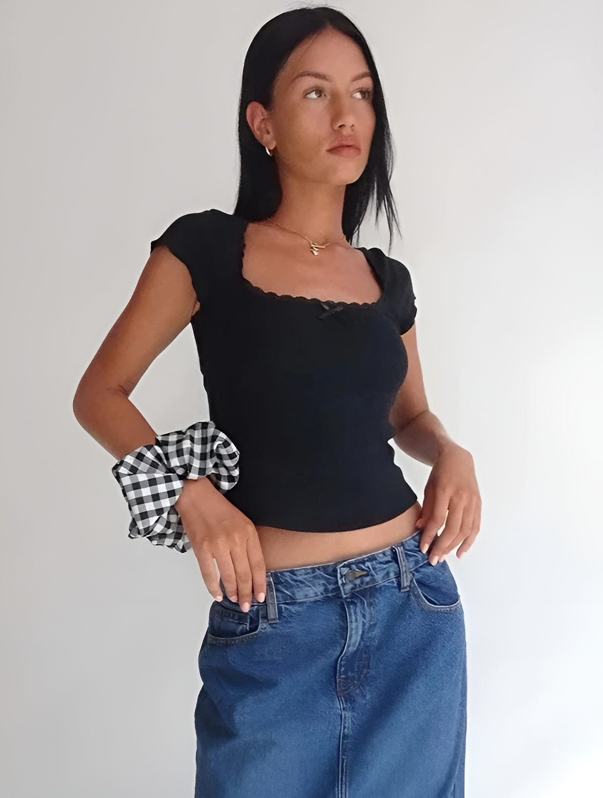 Elodie – Strikket Cropped Dame T-shirt med Blonder og Firkantet Halsudskæring