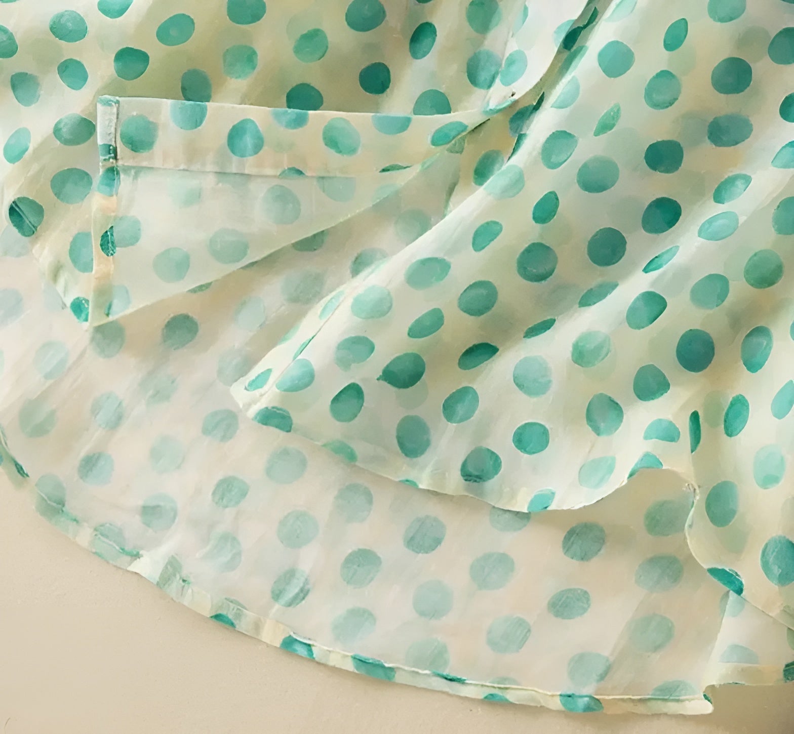 Luciana – Let Polkaprikket Damebluse i Hør