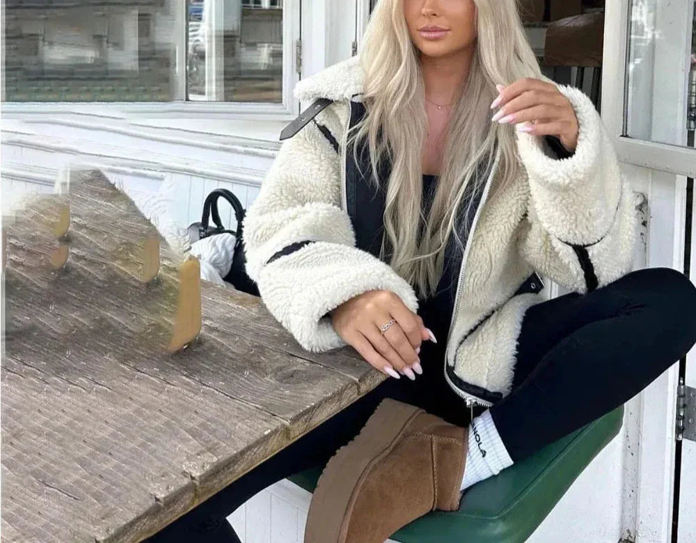 Clara – Beige Damejakke i Slankt Snit af Lammeuld til Vinter