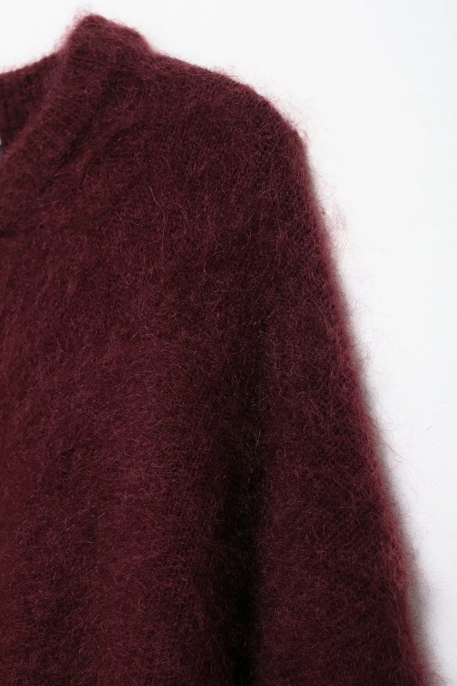 Giulia – Blødstrikket Dame Sweater i Dyb Rød