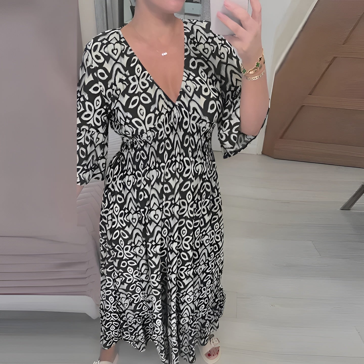 Isabella – Let og Luftig Sommerkjole med V-udskæring til Kvinder