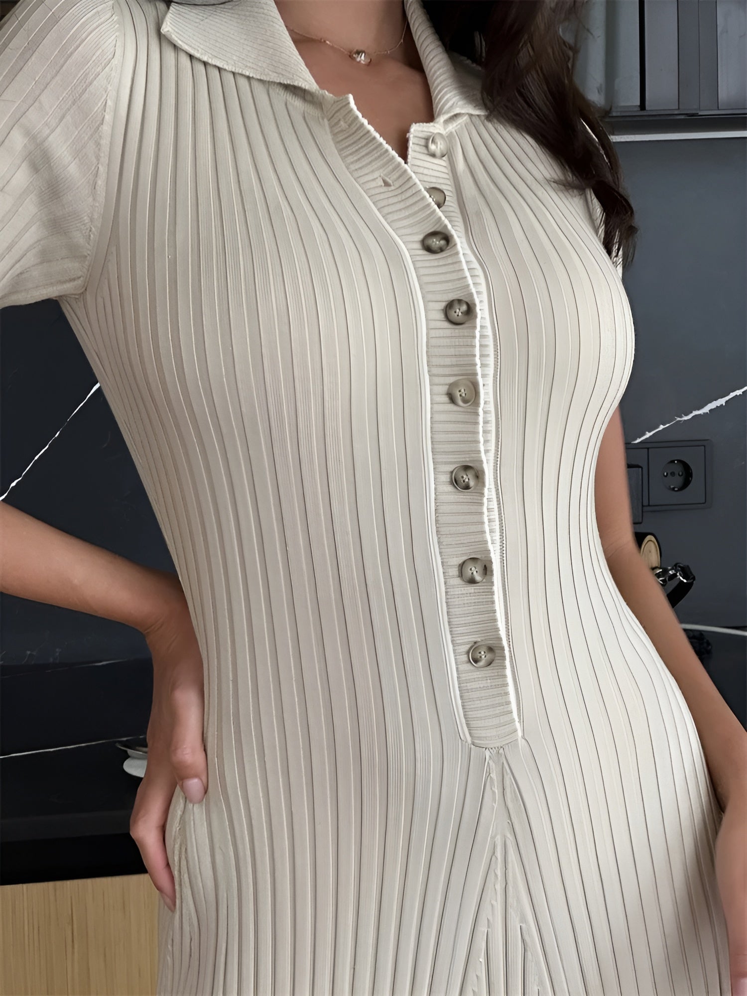 Isabelle – V-hals Mesh Kjole med Knapper til Kvinder