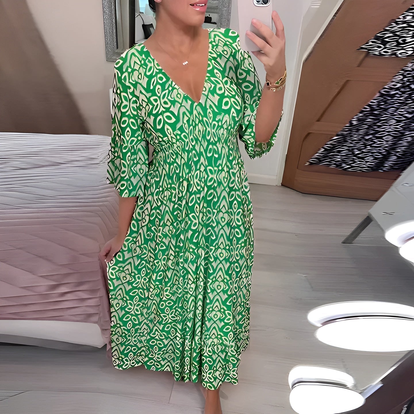 Isabella – Let og Luftig Sommerkjole med V-udskæring til Kvinder