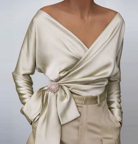 Isabella – Elegant Silkebluse til Kvinder med V-hals