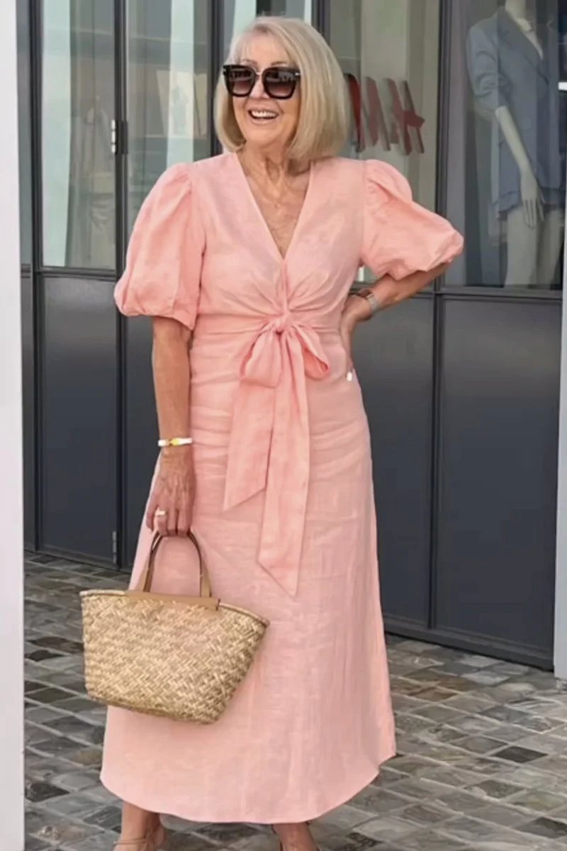 Santis bomuldskjole med v-hals og pufærmer