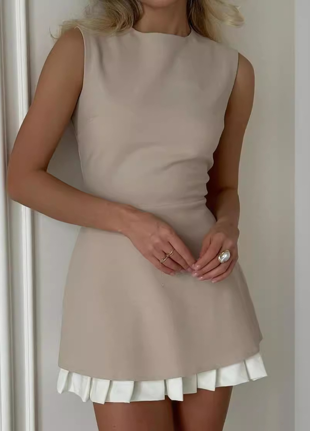 SofiaValtieri Elegant Ærmeløs Kjole Med Plisseret Skørt til kvinder