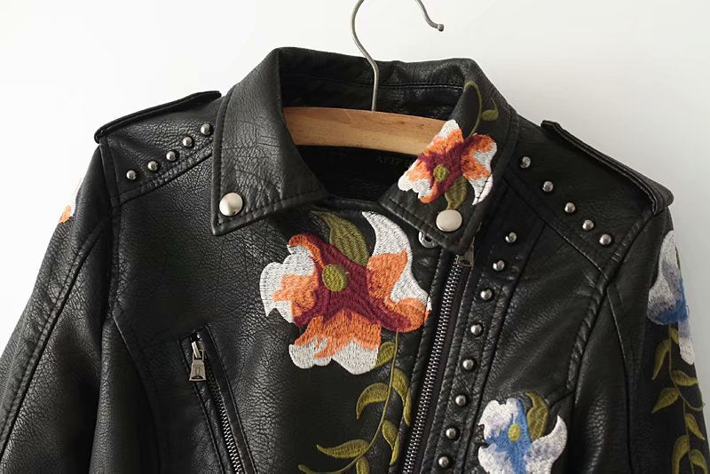 Alessia – Kvinders Nittebesat Jakke med Broderede Blomster i Imiteret Læder
