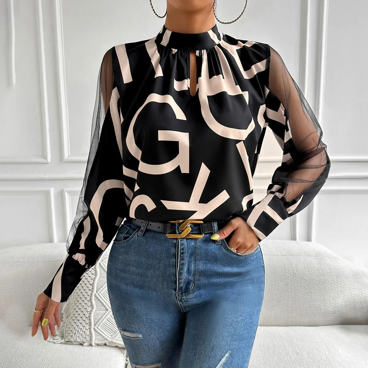 Alessia – Elegant Damebluse med Patchwork og Bogstavprint