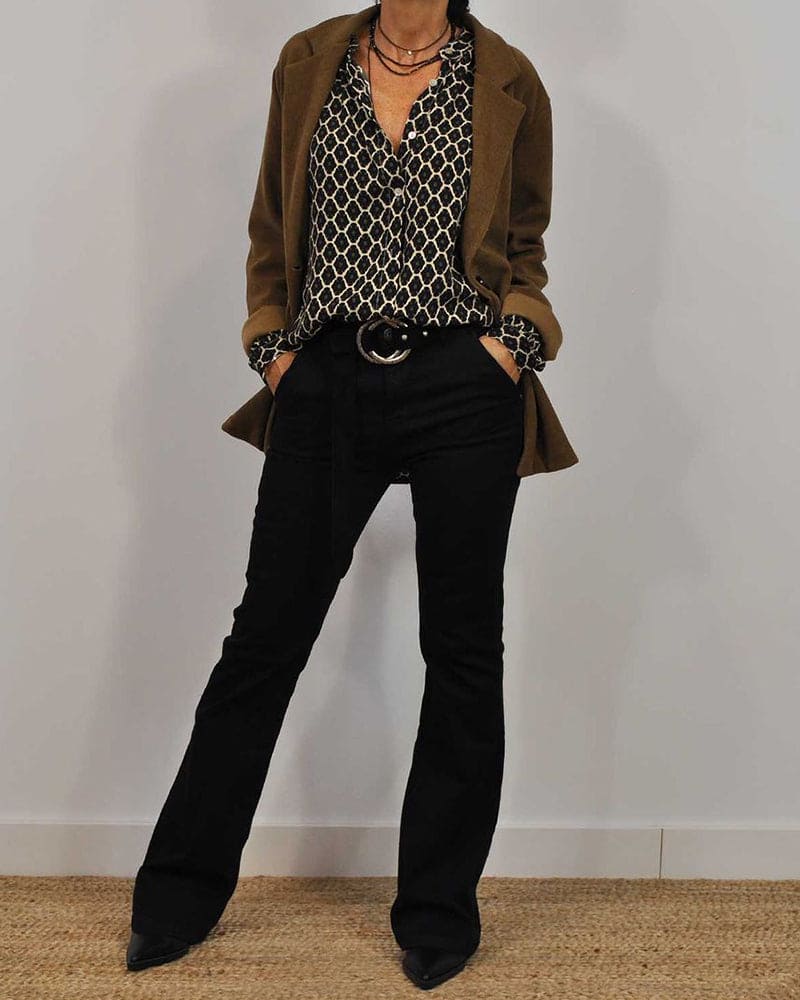 Isabella – Klassisk V-hals Bluse til Kvinder