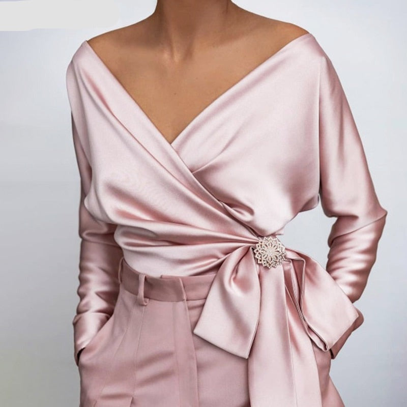 Isabella – Elegant Silkebluse til Kvinder med V-hals