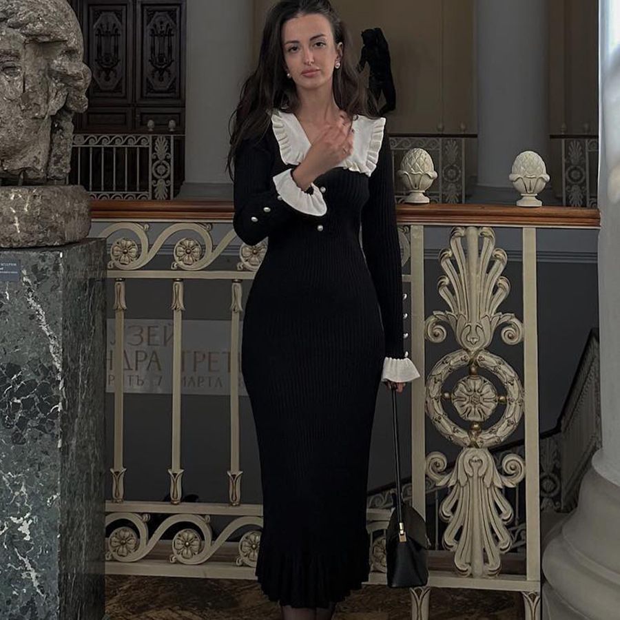 Giulietta – Strikket Damekjole med Krave og Elegant Pasform