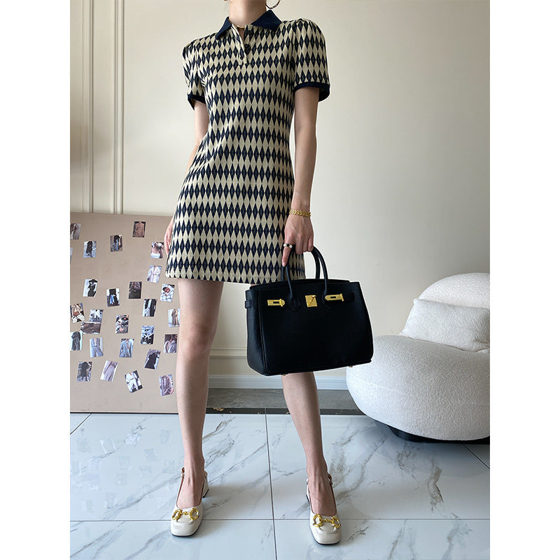 Isabella – Strikket Sommerkjole til Kvinder i Khaki med Tern