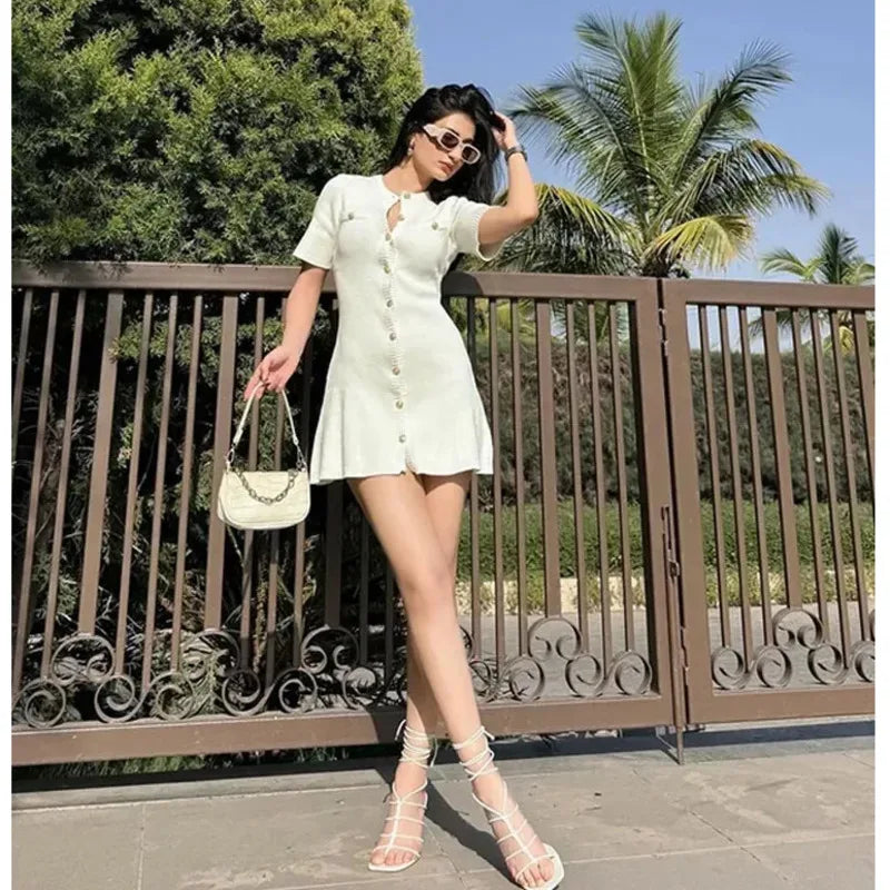 Gabriella – Elegant Kvindekjole i Strik med Guldknapper