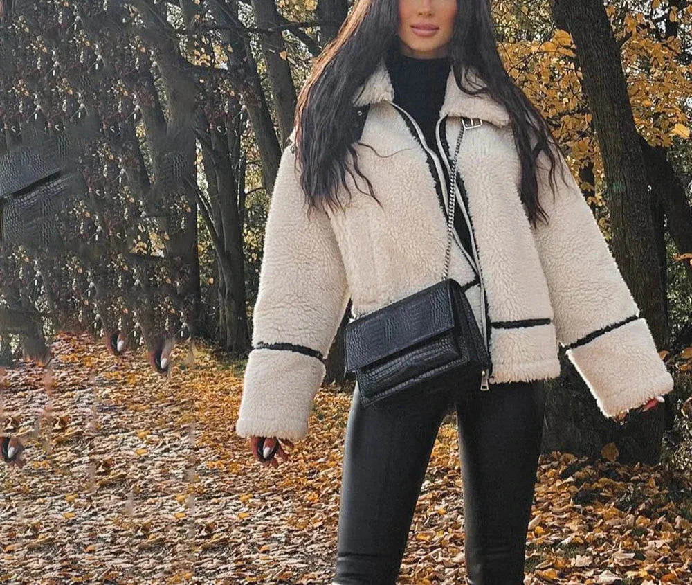 Clara – Beige Damejakke i Slankt Snit af Lammeuld til Vinter