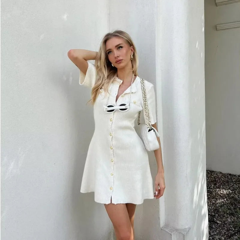 Gabriella – Elegant Kvindekjole i Strik med Guldknapper