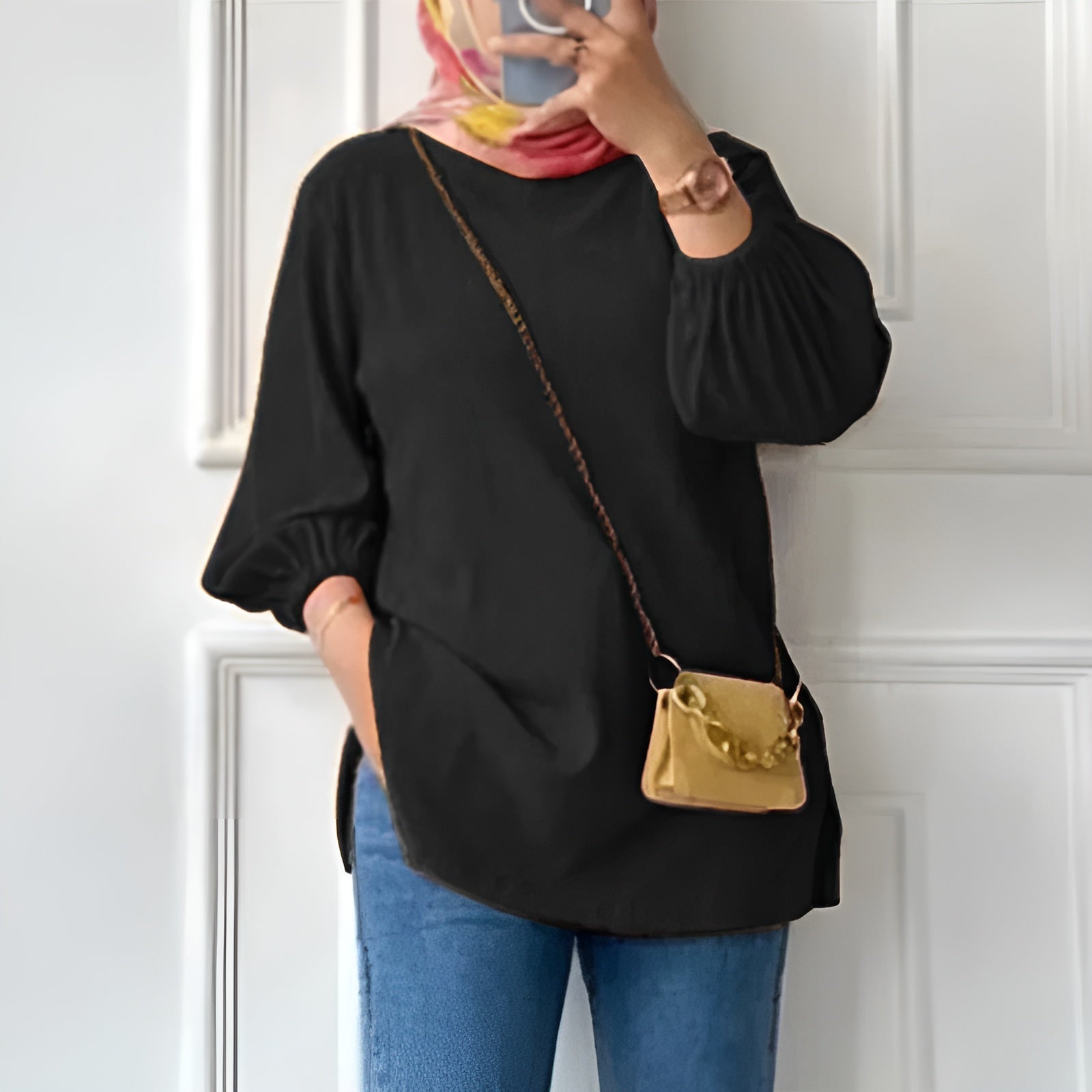 Amina – Damebluse med Pufærmer og Rund Hals