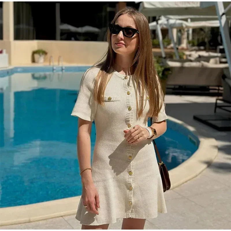 Gabriella – Elegant Kvindekjole i Strik med Guldknapper