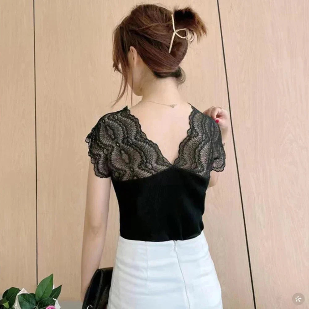 Isabella – Damebluse med Blondekrave og Korte Ærmer