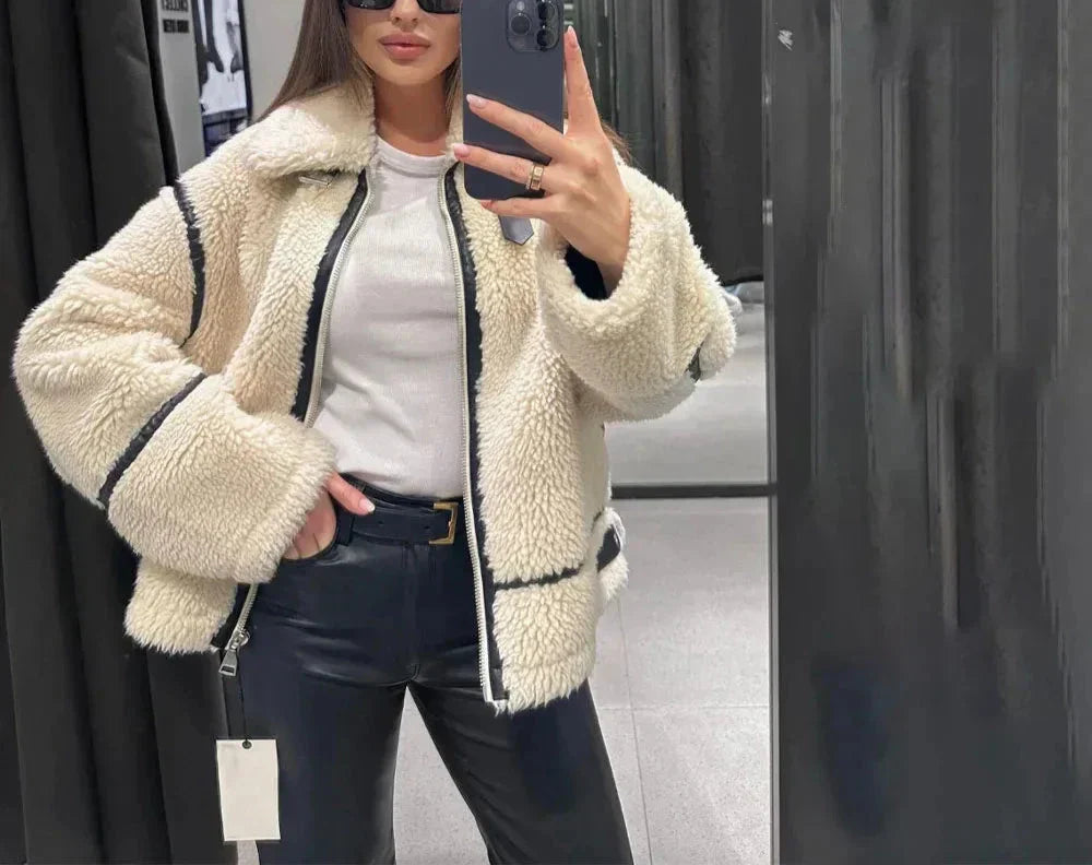 Clara – Beige Damejakke i Slankt Snit af Lammeuld til Vinter