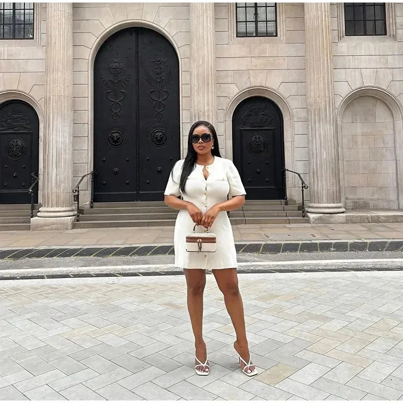 Gabriella – Elegant Kvindekjole i Strik med Guldknapper