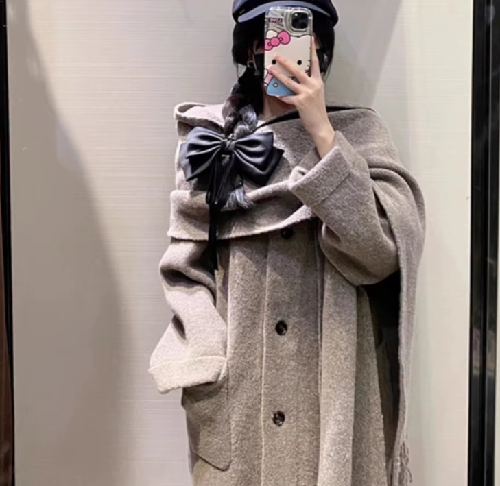 Elena – Hygge Strikket Cardigan med Indbygget Tørklæde