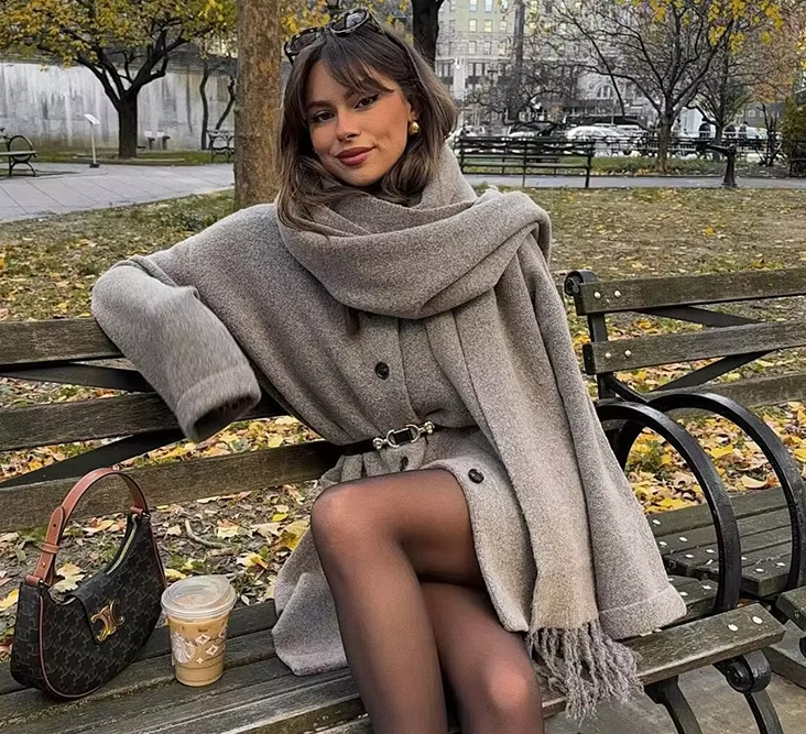 Elena – Hygge Strikket Cardigan med Indbygget Tørklæde