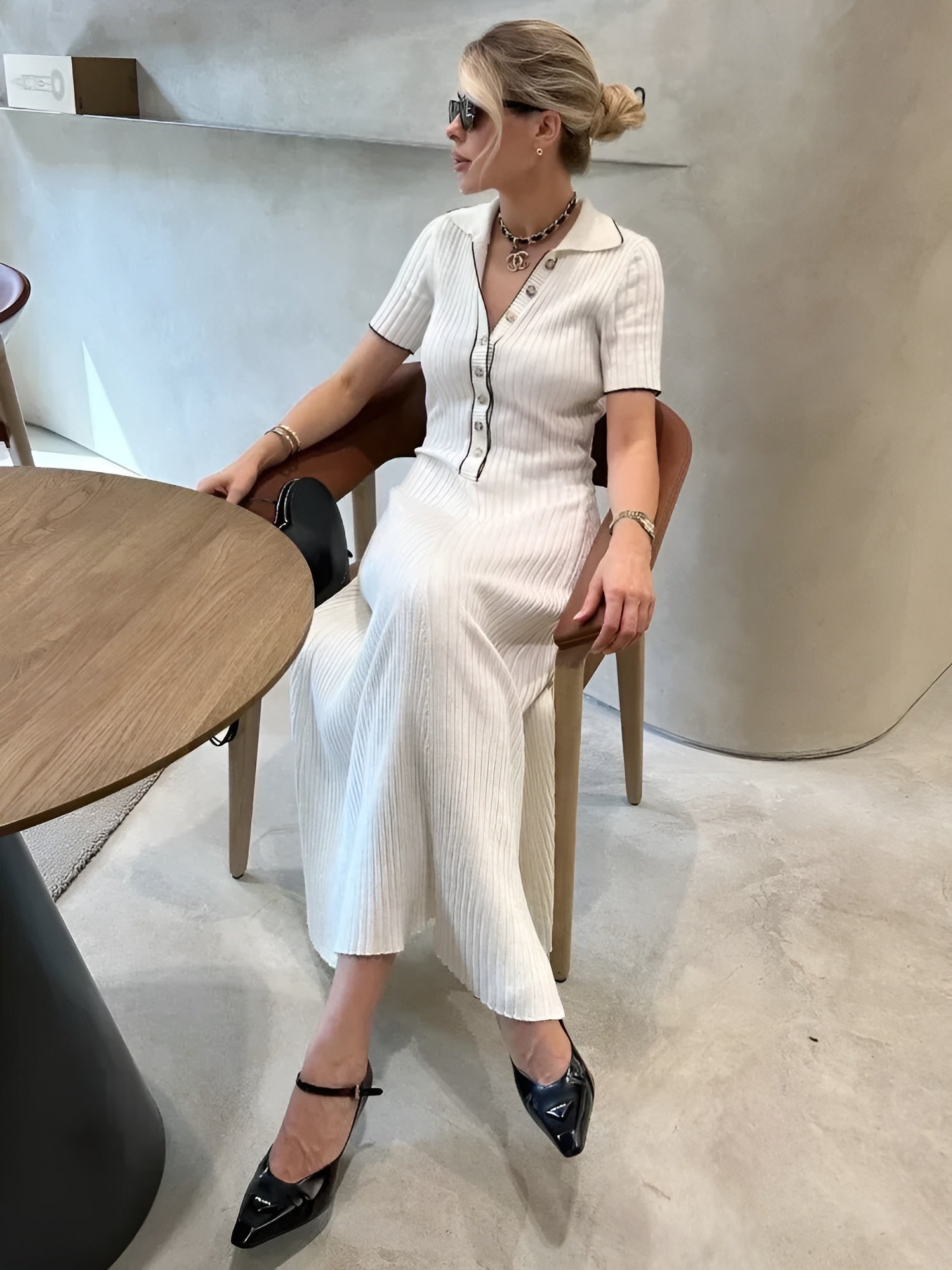 Isabelle – V-hals Mesh Kjole med Knapper til Kvinder