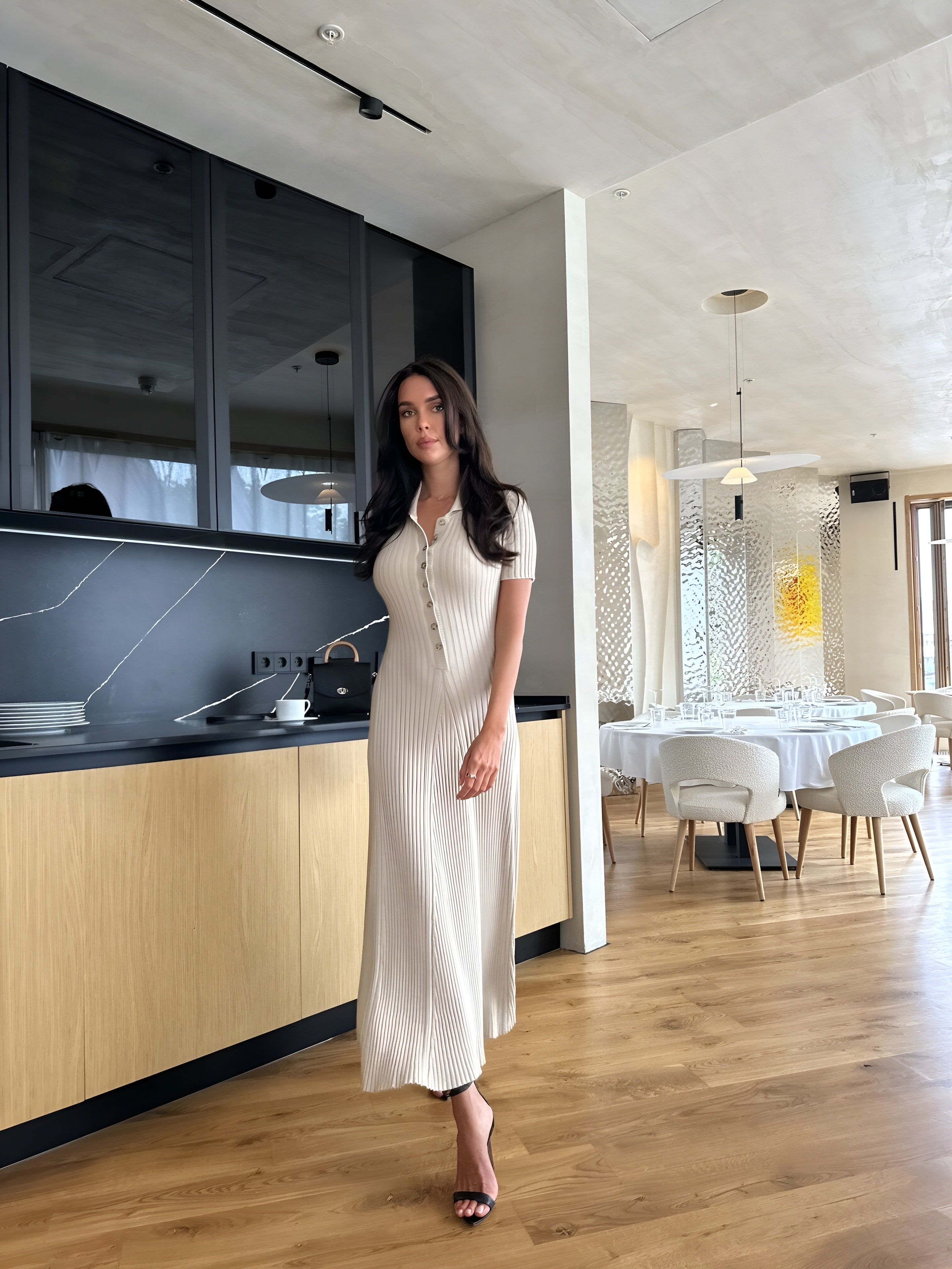 Isabelle – V-hals Mesh Kjole med Knapper til Kvinder